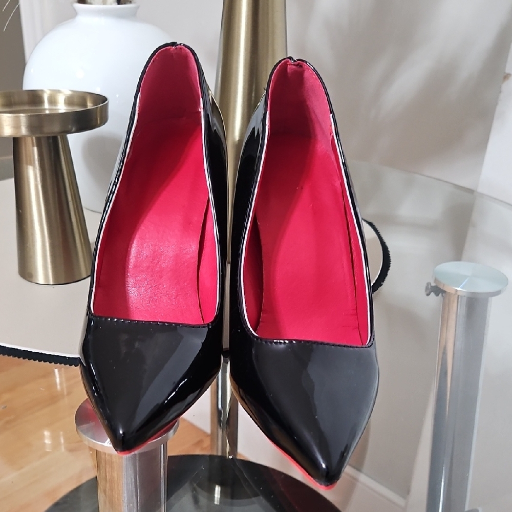 Elegant Black Heels with Vibrant Red Lining